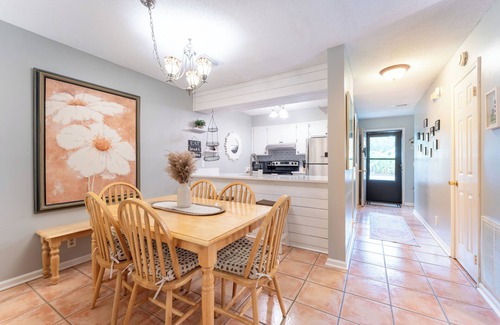 Saint Simons Island Condo | Bring the pets! Central to beach, 5 star dining, music, +. 3 beds, bikes incl!