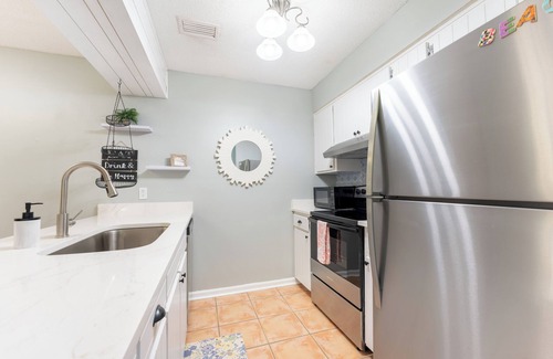 Saint Simons Island Condo | Bring the pets! Central to beach, 5 star dining, music, +. 3 beds, bikes incl!