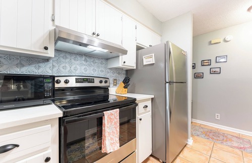 Saint Simons Island Condo | Bring the pets! Central to beach, 5 star dining, music, +. 3 beds, bikes incl!