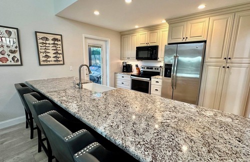 Del Sega Condo | Bring Your Boat! Enjoy waterfront living in this Sanibel-Captiva vacation.