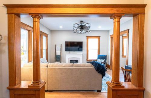 Cedar Falls House | Bring your crew, family, or friends - we have the rest