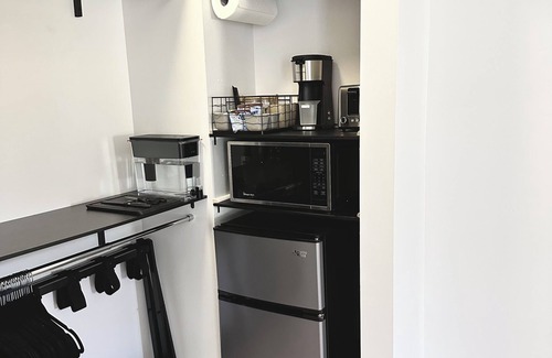 Bristol House | Bristol Firefly Studio: Kitchenette, Private Patio