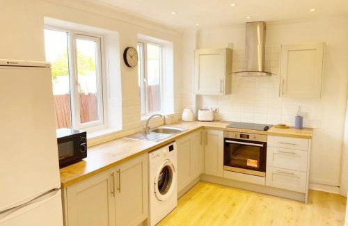 Luton House | Bristol House FREE Parking & Airport & M1 & Contractor