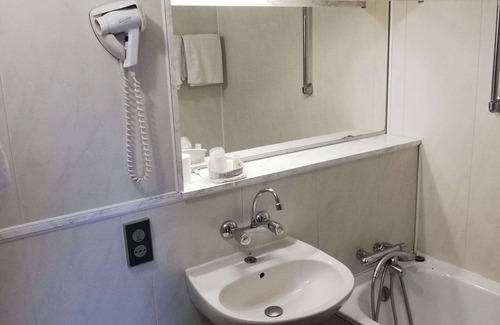 Fumel Hotel | Brit Hotel Vallee du Lot