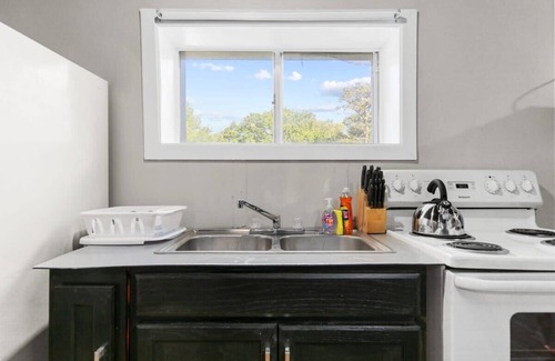 New Castle Apartment | Broadmoor Bungalow - Unit B