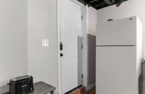 New Castle Apartment | Broadmoor Bungalow - Unit B