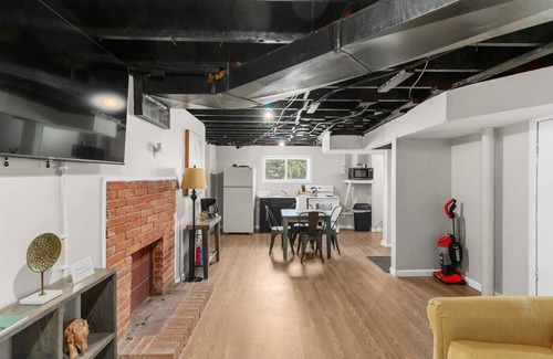 New Castle Apartment | Broadmoor Bungalow - Unit B