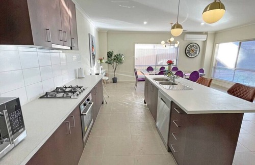 Point Cook House | Broadstone PC 9-bed 5-bathroom Luxe Family House Double Storey