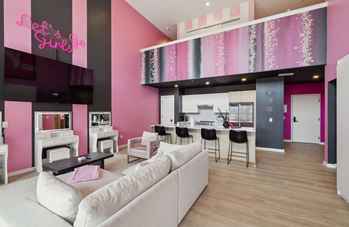 Downtown Nashville Condo | Broadway Girls in Downtown Nashville - Walk to Broadway with Pool, Gym, Great for Groups
