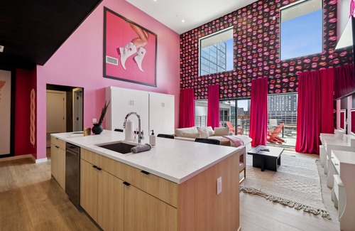 Downtown Nashville Condo | Broadway Girls in Downtown Nashville - Walk to Broadway with Pool, Gym, Great for Groups