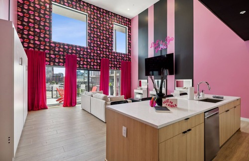 Downtown Nashville Condo | Broadway Girls in Downtown Nashville - Walk to Broadway with Pool, Gym, Great for Groups