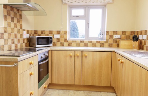 Carey Cottage | BROADWAY LANDS FARM, pet friendly, with hot tub in Little Dewchurch