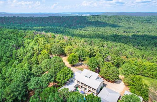 Broken Bow House | Broken Bow Escape with Mountain Views and Pool Access!