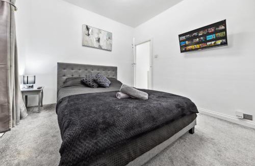 Downham Apartment | Bromley Serviced Apartments - Beckenham Place Park - London - 2 Bed House - Free Parking - 2 Beds 1 Sofabed