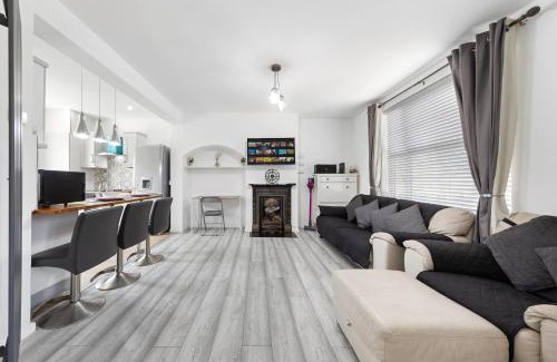 Downham Apartment | Bromley Serviced Apartments - Beckenham Place Park - London - 2 Bed House - Free Parking - 2 Beds 1 Sofabed