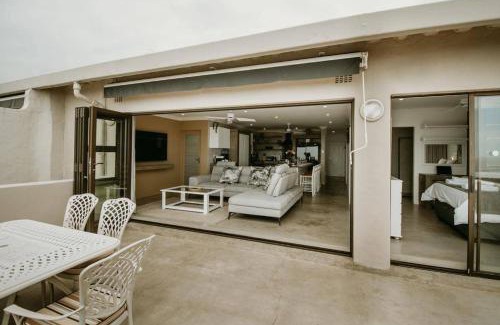 Port Edward Apartment | Bronze Paradise - On the beach