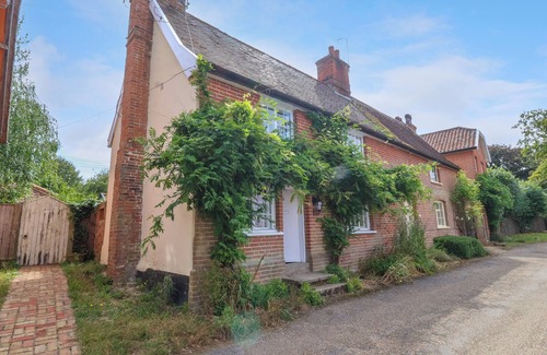 Saxmundham Cottage | BROOK COTTAGE, pet friendly, character holiday cottage in Peasenhall