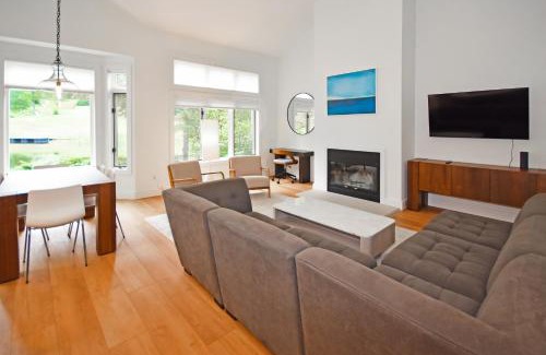 Glen Arbor House | Brook Hill Cottages 42