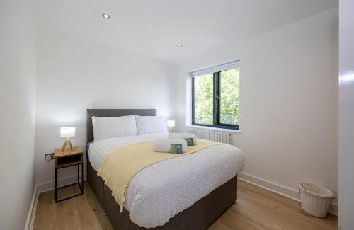 Cheadle Apartment | Brooklyn Mews-Free Parking-Village Location