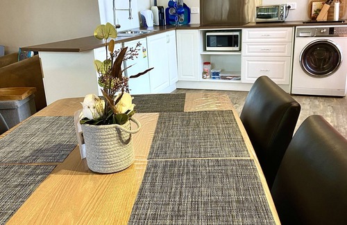 Bell Park Apartment | ⭐BROOKS⭐BFast,WiFi,Nflx⭐UberEats, Walk2Shop,