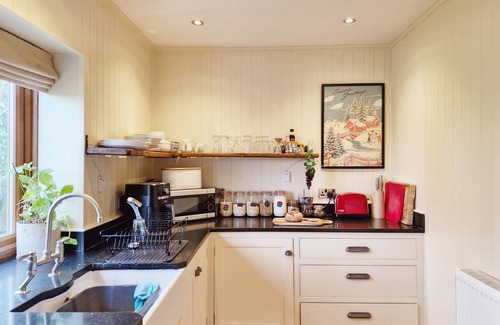 Thakeham Cottage | Broomy Cottage - sleeps 10 guests in 5 bedrooms