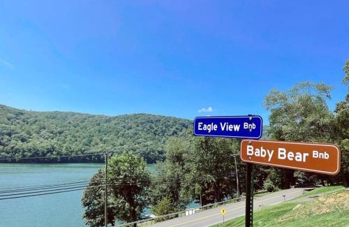New Fairfield Ski Chalet | Brown House, Lake, Boat Dock, King Bed, Grill