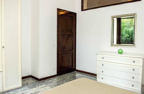 Le Rocchette Apartment | Brown apartment by the sea with private beach and private parking