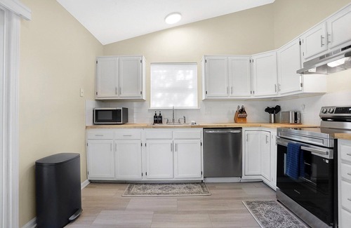 Brownsburg House | Brownsburg B&B - Relax at this newly renovated home in Downtown Brownsburg!