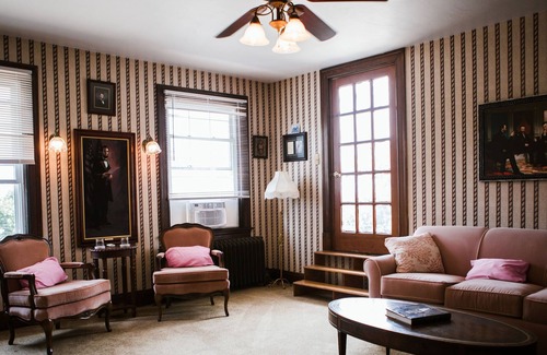 Brentwood Bed & Breakfast | Brownsville Road House Bed & Breakfast