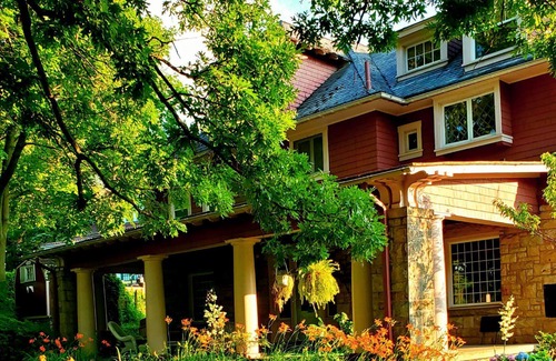 Brentwood Bed & Breakfast | Brownsville Road House Bed & Breakfast