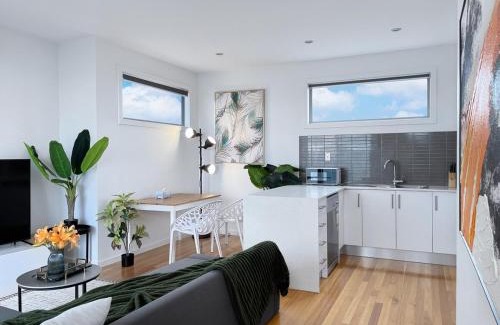 Brunswick Apartment | Brunswick Living Spacious 2B2B with Parking