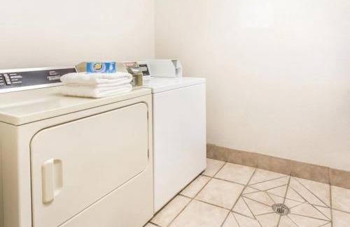 Brush Hotel | Brush Inn and Suites