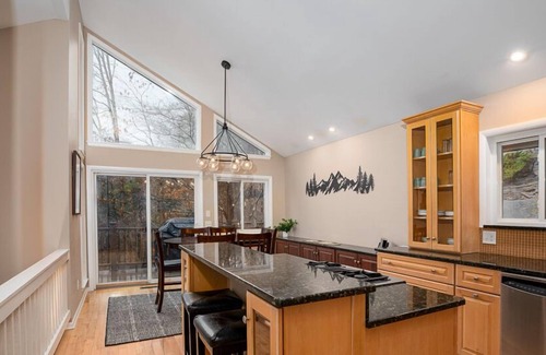 Basye House | Bryce Ascent - ski slope & golf course mtn views!