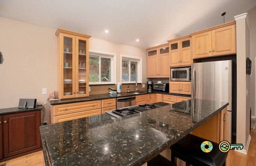 Basye House | Bryce Ascent - ski slope & golf course mtn views!