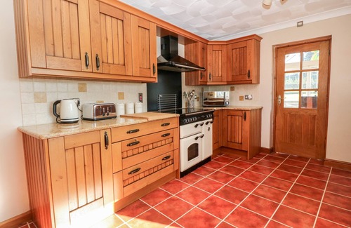 Llanrug Cottage | BUARTHAU COTTAGE, pet friendly, character holiday cottage in Llanrug