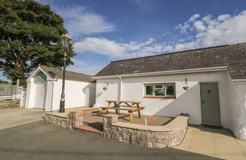 Llanrug Cottage | BUARTHAU COTTAGE, pet friendly, character holiday cottage in Llanrug