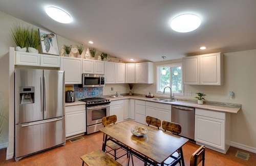Buchanan House | Buchanan Home w/Deck, 4 Mi to Paris Landing!