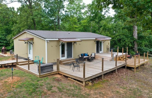 Buchanan House | Buchanan Home with Deck, 4 Mi to Paris Landing!