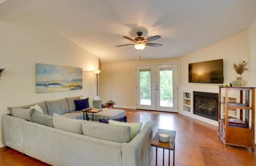 Buchanan House | Buchanan Home with Deck, 4 Mi to Paris Landing!