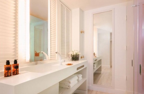 Nassau Hotel | Bucket List Stay | Family Friendly Unit w/Balcony! Pool, Onsite Dining, Bar!