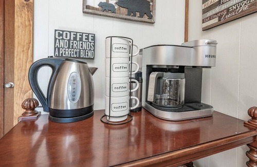 West Village Cabin | Buckeye Bear's Den-AC*-Walking Distance to town