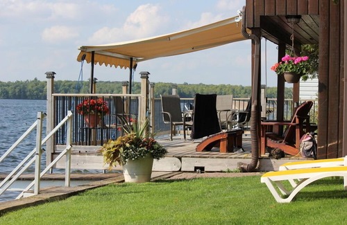 Trent Lakes Cottage | Buckhorn Luxury Lakefront Cottage with Dock and Boatlift