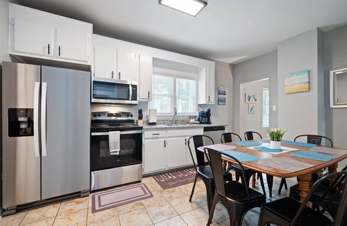 Buckroe Beach House | Buckroe Beach Stay with 4 Bedrooms, 6 Beds!