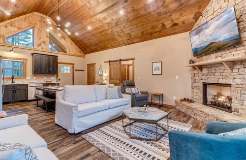 Ellijay Cabin | Bucks & Bourbon-Luxury– 3 King Beds Hot Tub Fire Pit Game & Movie Rooms