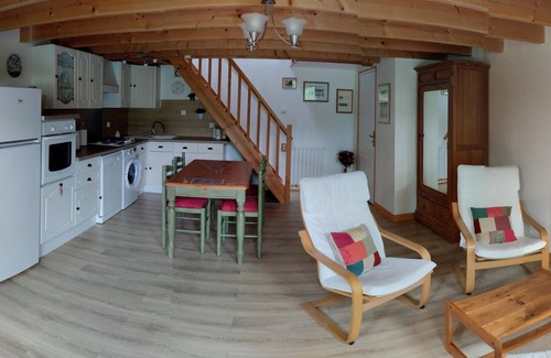 Cherbonnieres Cottage | Buddleia, cosy gite, private terrace, shared swimming pool heated to 28°C