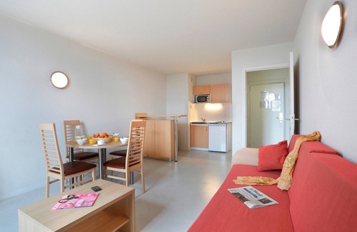 Epernay Condo | Budget Apt w/Kitchen + Free Parking & TNT TV