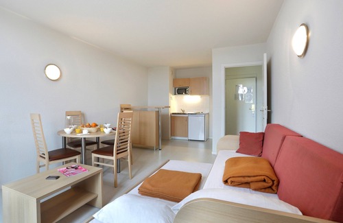 Epernay Condo | Budget Apt w/Kitchen + Free Parking & TNT TV