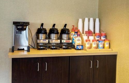 Linthicum Heights House | Budget-Friendly Room Near BWI – Free Shuttle Service and Coffee