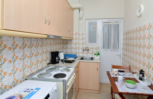 Kinosargous Apartment | Budget Friendly 10 min walk to metro stop Fix