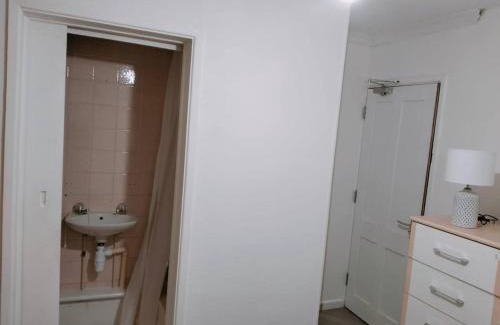 Baglan House | Budget-Friendly 4-Bedroom House in Swansea - Ideal for Travelers